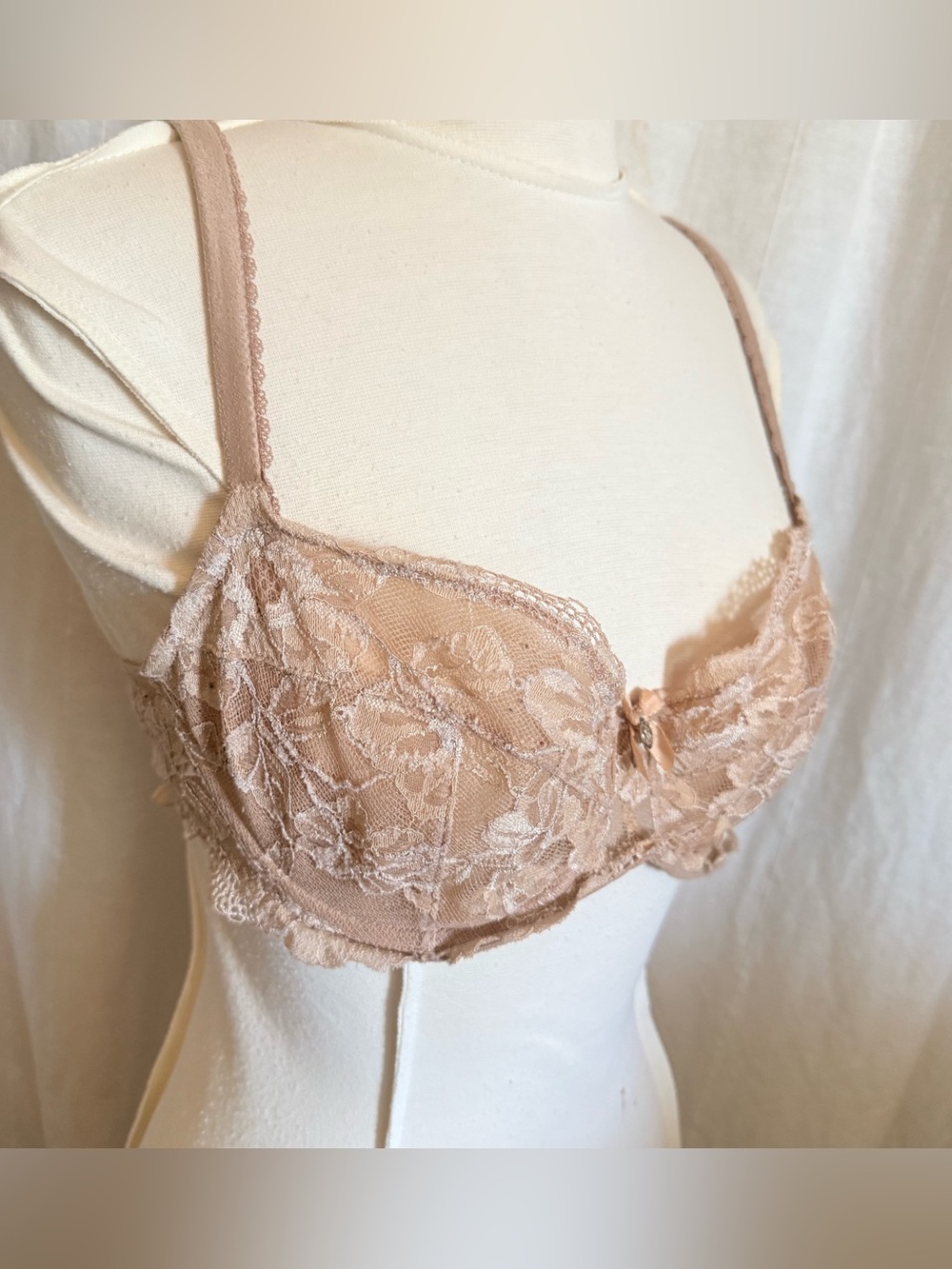 Victoria’s Secret very sexy underwire Sheer Lace Underwire Bra Nude Blush 36C